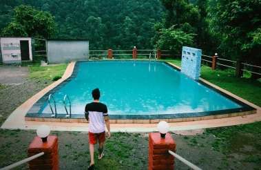 camp-with-swimming-pool